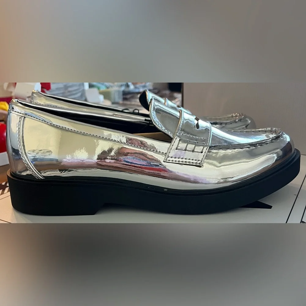 Worthington Shiny Silver Penny Loafers JC Penny Trending Size 8 New in Box - Picture 2 of 6